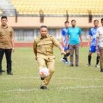 Gubernur Riau, Abdul Wahid menendang bola sebagai tanda turnamen dibuka.