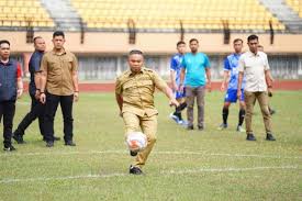 Gubernur Riau, Abdul Wahid menendang bola sebagai tanda turnamen dibuka.