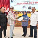 Ketua PWI Riau, Raja Isyam Azwar didampingi Ketua PWI Dumai, Bambang dan Pengurus PWI Riau Kambali menyerahkan sertifikat kepada salah seorang peserta Pelatihan Jurnalistik.