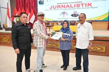 Ketua PWI Riau, Raja Isyam Azwar didampingi Ketua PWI Dumai, Bambang dan Pengurus PWI Riau Kambali menyerahkan sertifikat kepada salah seorang peserta Pelatihan Jurnalistik.