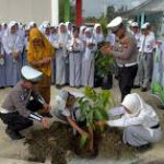 Satlantas Polres Pelalawan menanam pohon bersama siswa SMAN Bernas.