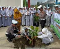 Satlantas Polres Pelalawan menanam pohon bersama siswa SMAN Bernas.
