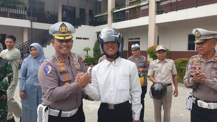 Wadirlantas Polda Riau Tanamkan Kesadaran Tertib Berlalu Lintas dan Peduli Lingkungan di SMA Taruna