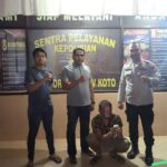 AI (35) tersangka curas duduk dengan diapit anggota Polsek Rokan IV Koto, Rohul.