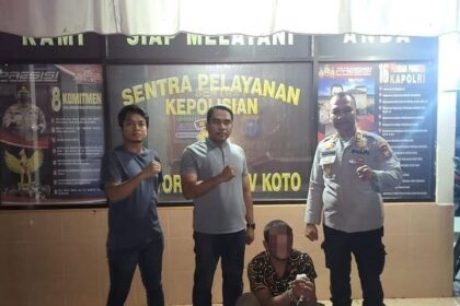 AI (35) tersangka curas duduk dengan diapit anggota Polsek Rokan IV Koto, Rohul.