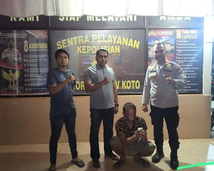 AI (35) tersangka curas duduk dengan diapit anggota Polsek Rokan IV Koto, Rohul.