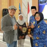 Bupati Siak Dr. Afni Z,MSi foto bersama Ketua PWI Riau Raja Isyam Azwar dan Ketua PWI Siak Wiwik Widaningsih usai Seminar Jurnalistik di Kabupaten Siak.