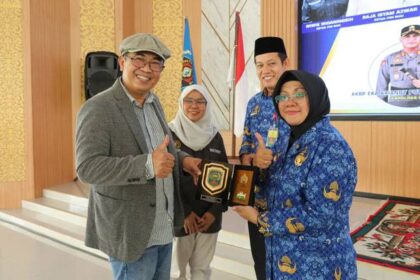 Bupati Siak Dr. Afni Z,MSi foto bersama Ketua PWI Riau Raja Isyam Azwar dan Ketua PWI Siak Wiwik Widaningsih usai Seminar Jurnalistik di Kabupaten Siak.