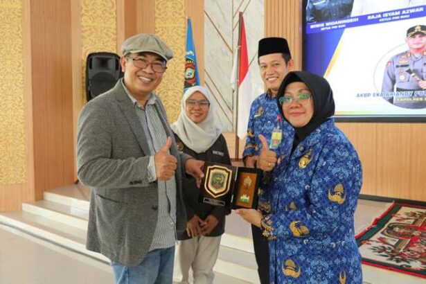 Bupati Siak Dr. Afni Z,MSi foto bersama Ketua PWI Riau Raja Isyam Azwar dan Ketua PWI Siak Wiwik Widaningsih usai Seminar Jurnalistik di Kabupaten Siak.