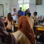 Gubernur Riau Abdul Wahid meninjau program makanan bergizi gratis di dua SMAN di Pekanbaru.