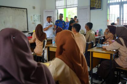 Gubernur Riau Abdul Wahid meninjau program makanan bergizi gratis di dua SMAN di Pekanbaru.