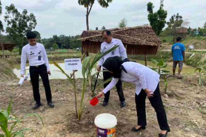 Jajaran Imigras Pekanbaru foto bersama jajaran Forkopinda usai lakukan penanaman kelapa serentak, Selasa (9-9-2025).