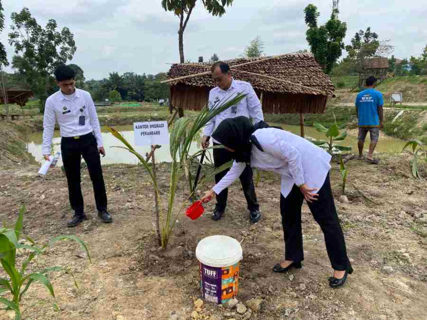 Jajaran Imigras Pekanbaru foto bersama jajaran Forkopinda usai lakukan penanaman kelapa serentak, Selasa (9-9-2025).