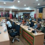 Ketua DPRD Kaderismanto di depan warga TNTN Pelalawan di ruang Medium DPRD Riau, Senin (8-9-2025).