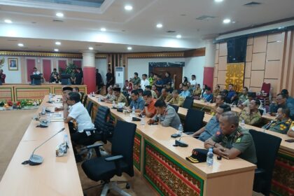 Ketua DPRD Kaderismanto di depan warga TNTN Pelalawan di ruang Medium DPRD Riau, Senin (8-9-2025).