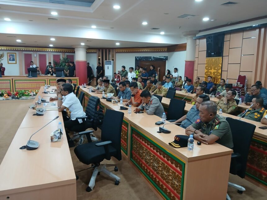 Ketua DPRD Kaderismanto di depan warga TNTN Pelalawan di ruang Medium DPRD Riau, Senin (8-9-2025).