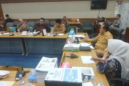 Ketua Komisi III DPRD Riau, Edi Basri SH MSi saat RDP dengan PT SBAL.