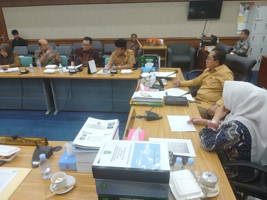 Ketua Komisi III DPRD Riau, Edi Basri SH MSi saat RDP dengan PT SBAL.