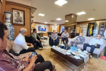 Ketua PWI Riau Raja Isyam Azwar, terlihat akrab berbincang dengan Kapolda Riau Irjen Herry Heryawan SIK MH MHum, saat audiensi dan silaturahmi yang berlangsung di ruang kerja Kapolda Riau.