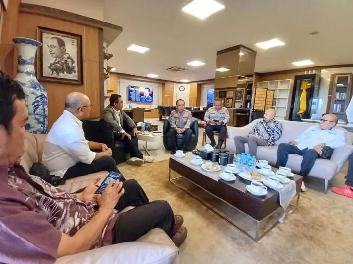 Ketua PWI Riau Raja Isyam Azwar, terlihat akrab berbincang dengan Kapolda Riau Irjen Herry Heryawan SIK MH MHum, saat audiensi dan silaturahmi yang berlangsung di ruang kerja Kapolda Riau.