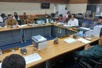 Komisi III DPRD Riau saat menggelar RDP dengan Bapenda Riau, Selasa (16-9-2025).