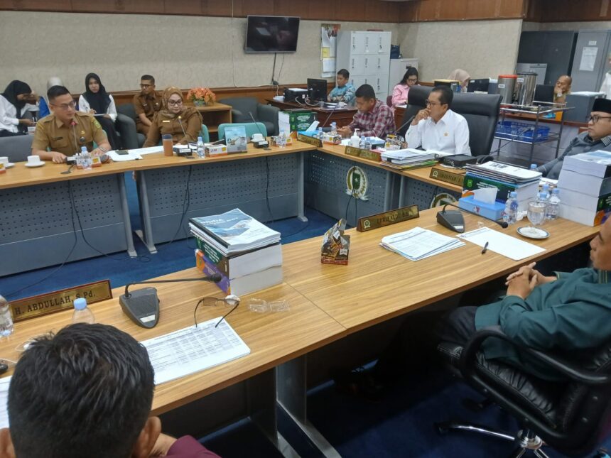 Komisi III DPRD Riau saat menggelar RDP dengan Bapenda Riau, Selasa (16-9-2025).