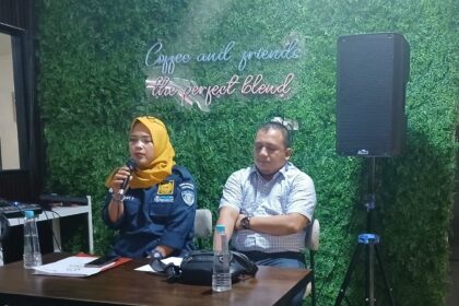 Kuasa hukum Muflihun, Ahmad Yusuf SH didampingi Weny Friaty SH saat konferensi pers di Jalan Ronggowarsito, Kamis (18-9-2025).