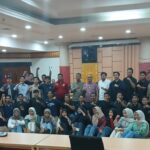 Mahasiswa dan masyarakat asal Rupat melakukan foto bersama dengan ketua DPRD Riau, Kaderismanto. (foto/fin)