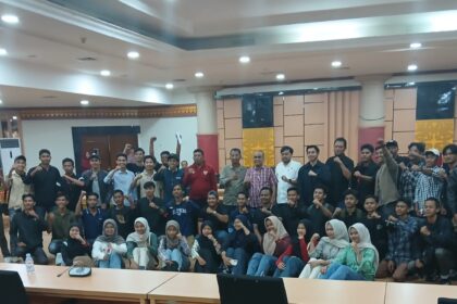 Mahasiswa dan masyarakat asal Rupat melakukan foto bersama dengan ketua DPRD Riau, Kaderismanto. (foto/fin)