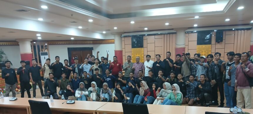 Mahasiswa dan masyarakat asal Rupat melakukan foto bersama dengan ketua DPRD Riau, Kaderismanto. (foto/fin)