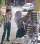 Pelajar SMPN 11, Pekanbaru saat menghitung makanan yang ingin dibagikan.