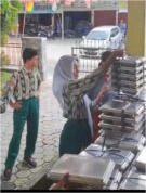 Pelajar SMPN 11, Pekanbaru saat menghitung makanan yang ingin dibagikan.