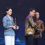 Menteri Kesehatan Republik Indonesia, Budi Gunadi Sadikin memberikan penghargaan kepada Gubernur Riau Abdul Wahid.