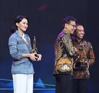 Menteri Kesehatan Republik Indonesia, Budi Gunadi Sadikin memberikan penghargaan kepada Gubernur Riau Abdul Wahid.