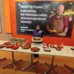 Rani Yusita, Marketing Manager Emado's memamerkan menu unggulan khas Timur Tengah.