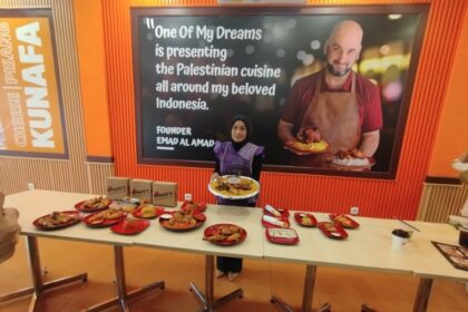 Rani Yusita, Marketing Manager Emado's memamerkan menu unggulan khas Timur Tengah.