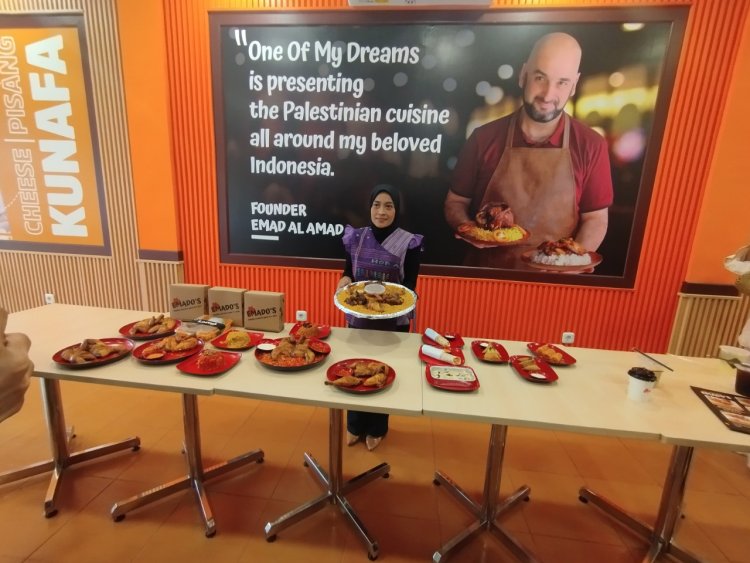 Rani Yusita, Marketing Manager Emado's memamerkan menu unggulan khas Timur Tengah.