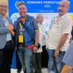 Sekretaris PWI Riau N. Doni Dwi Putra bersalaman dengan Ketuan PWI Pusat Akhmad Munir atau Cak Munir.