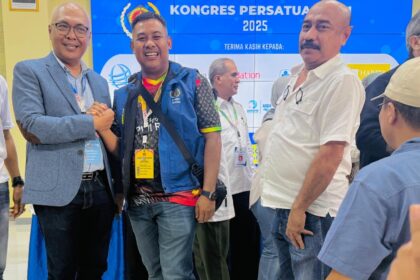 Sekretaris PWI Riau N. Doni Dwi Putra bersalaman dengan Ketuan PWI Pusat Akhmad Munir atau Cak Munir.