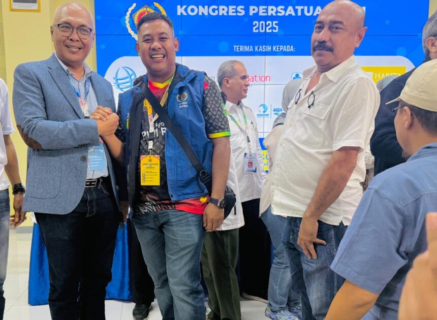 Sekretaris PWI Riau N. Doni Dwi Putra bersalaman dengan Ketuan PWI Pusat Akhmad Munir atau Cak Munir.