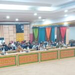 Warga TNTN Pelalawan saat berdialog dengan ketua DPRD Riau di ruang Medium DPRD Riau.