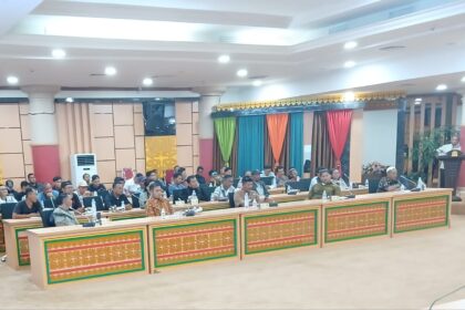 Warga TNTN Pelalawan saat berdialog dengan ketua DPRD Riau di ruang Medium DPRD Riau.