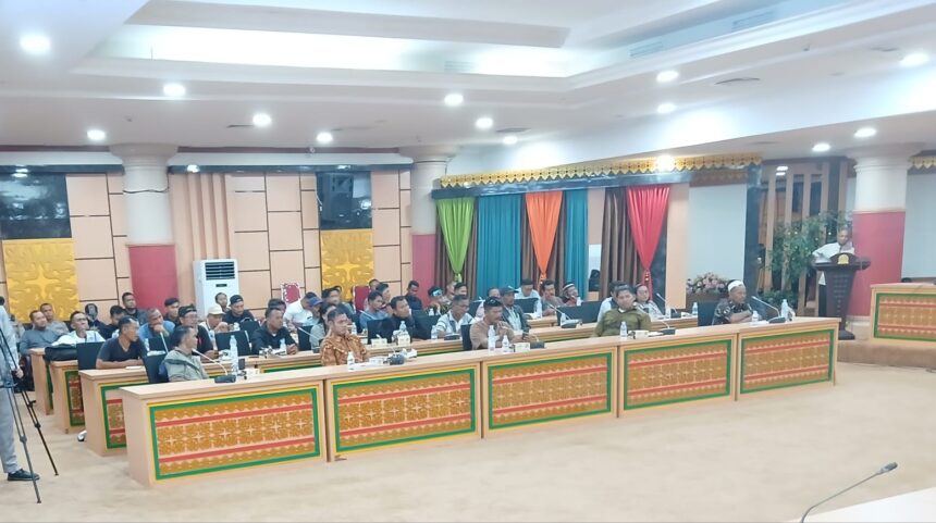 Warga TNTN Pelalawan saat berdialog dengan ketua DPRD Riau di ruang Medium DPRD Riau.