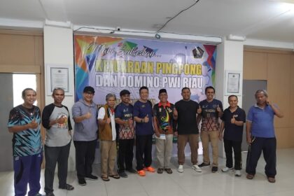 Para pemenang domino championship dan pingpong foto bersama saat menerima hadiah uang tunai.