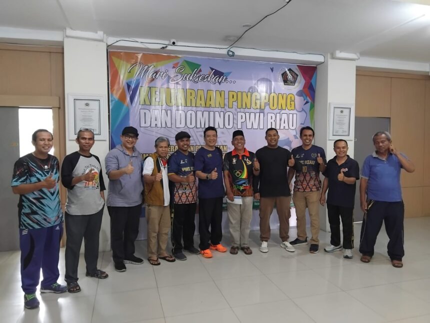 Para pemenang domino championship dan pingpong foto bersama saat menerima hadiah uang tunai.