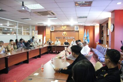 Pengurus PWI Pusat saat melakukan rapat pembahasan pemerataan hunian layak bagi Wartawan.