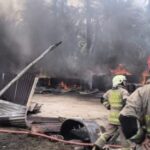 Petugas Pemadam Kebakaran berjibaku memadamkan kobaran api di Gudang penimbunan solar.