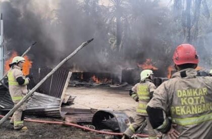 Petugas Pemadam Kebakaran berjibaku memadamkan kobaran api di Gudang penimbunan solar.