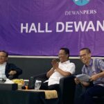 Menteri Hukum Supratman Andi Agtas (tengah) dan Ketua Dewan Pers Prof Komaruddin Hidayat (kiri) saat berdiskusi tentang perlindungan karya jurnalistik dalam RUU Hak Cipta.