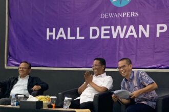 Menteri Hukum Supratman Andi Agtas (tengah) dan Ketua Dewan Pers Prof Komaruddin Hidayat (kiri) saat berdiskusi tentang perlindungan karya jurnalistik dalam RUU Hak Cipta.